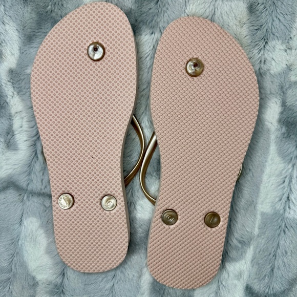 Old Navy Rosé - Light Pink Rose Gold Beach Summer Flip Flop Thong Sandals Size 6 - Picture 2 of 7
